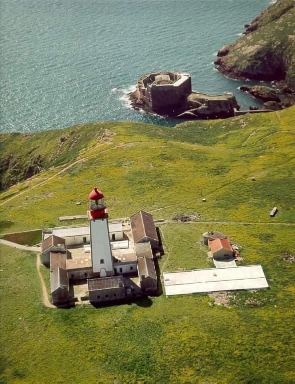Tininha Da Ilha - Escape Peniche